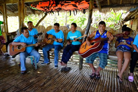 Eine Gruppe von Locals macht Musik in einer Hütte