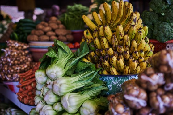 Markttreiben in Indonesien Nahaufnahme von Obst und Gemüse auf einem Markt