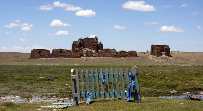 Auf einer Wiese stehen Reste einer Klosteranlage