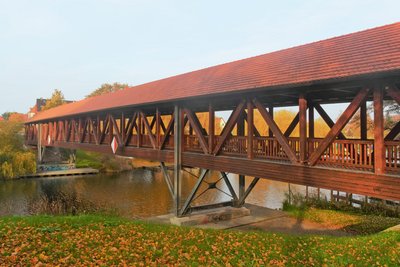 Eine hölzerne Brücke über der Havel