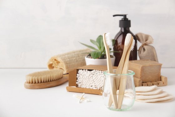 Wie kann man Plastik auf Reisen vermeiden? Eine Sammlung von nachhaltigen Kosmetikartikeln