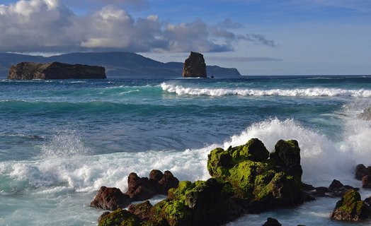 Wellen brechen über Felsen auf dem Meer