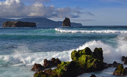 Wellen brechen über Felsen auf dem Meer