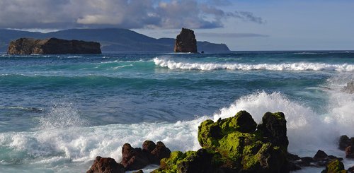 Wellen brechen über Felsen auf dem Meer