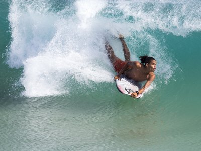 Ein Surfer in den Wellen auf den Kapverden  