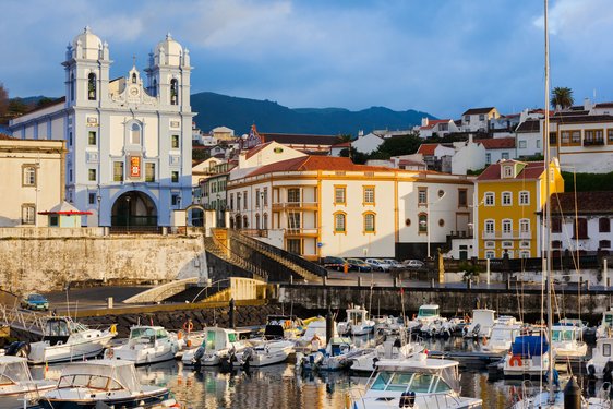 Angra do Heroismo auf Terceira, Azoren Hafen und Altstadt auf Azoren-Insel.