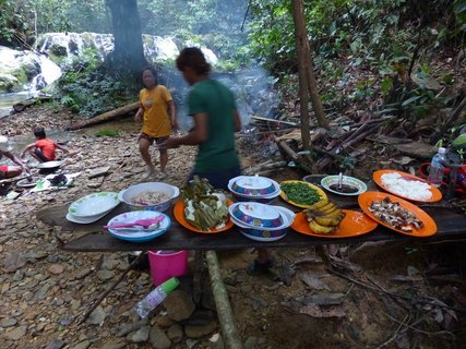 Kochen auf Borneo im Dschungel