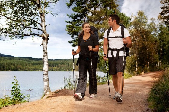 Wandern am See Zwei Wanderer an einem See