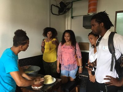Eine Reisegruppe besucht einen Bäcker in Ribeira Bote auf den Kapverden.