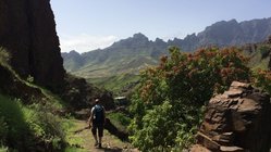 Wanderer wandert im Gebirge von Santo Antão