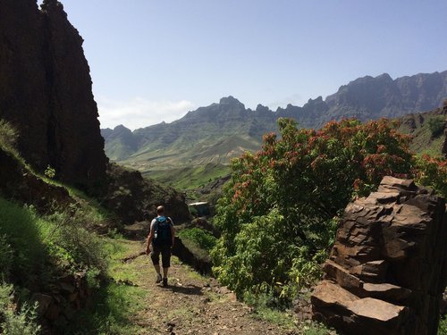 Wanderer wandert im Gebirge von Santo Antão