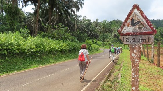 Wandern auf São Tomé e Príncipe Wanderer laufen eine Straße auf São Tomé entlang