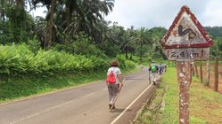 Wandern auf São Tomé e Príncipe Wanderer laufen eine Straße auf São Tomé entlang