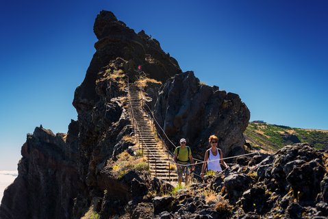 Wanderer kommen eine Treppe von einem höher gelegenen Aussichtspunkt gelaufen