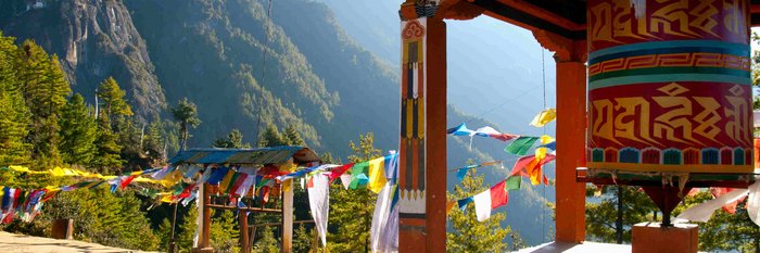 Ausblick vom Tigers Nest in Bhutan Ausblick vom Kloster auf die Berge