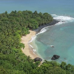 Luftperspektive auf dem Strand von São Tomé