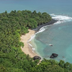 Luftperspektive auf dem Strand von São Tomé