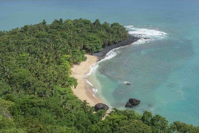 Luftperspektive auf dem Strand von São Tomé