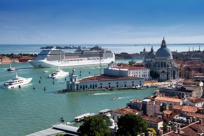 Ein großes Kreuzfahrtschiff liegt in der Bucht von Venedig
