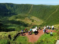 Ausblick auf Krater auf Faial Reisende blicken auf riesigen Krater auf Faial.