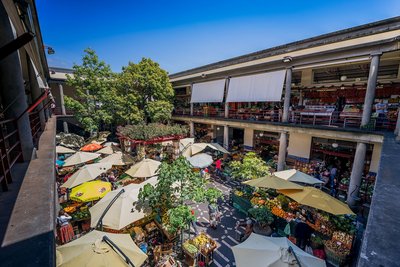 Marktstände mit bunten Waren