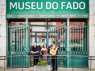 Musiker stehen vor dem Museu do Fado in Lissabon