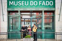 Das Fado-Museum in Lissabon Musiker stehen vor dem Museu do Fado in Lissabon