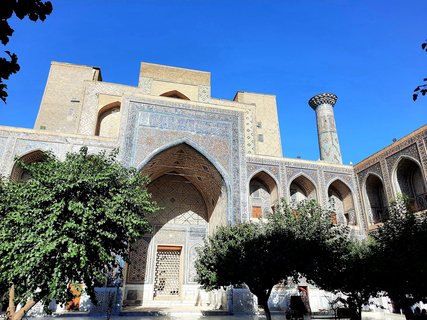 Blick auf eine Medrese auf dem Registan Platz in Usbekistan