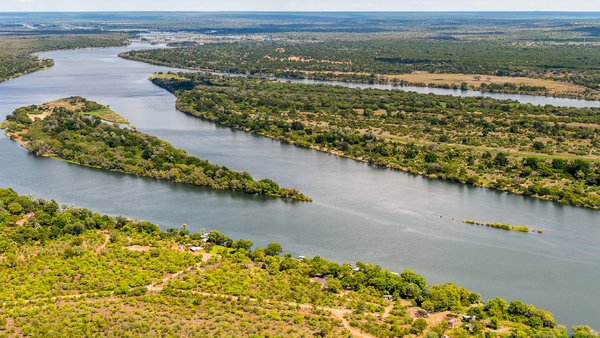 Aufnahme aus der Vogelperspektive vom Sambesi Fluss in Sambia