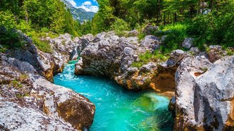 Smaragdgrüner Fluss entlang einer Schlucht und Wäldern 
