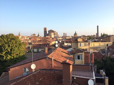 Ausblick auf eine Stadt in der Emilia Romagna