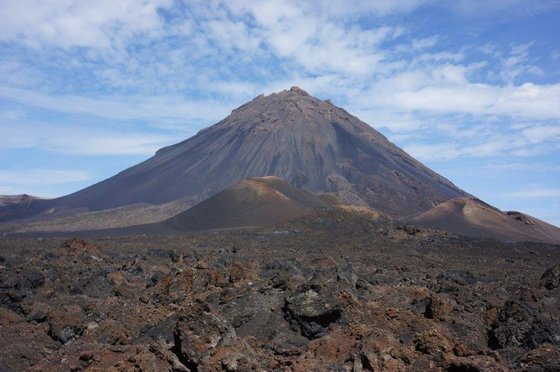 Der Vulkan Fogo Blick auf den Fogo Vulkan unter blauem Himmel