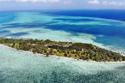 Eine kleine Insel in türkisfarbenem Meer