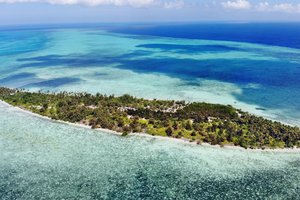 Die Insel Sawa südöstlich von Sulawesi, Indonesien Eine kleine Insel in türkisfarbenem Meer