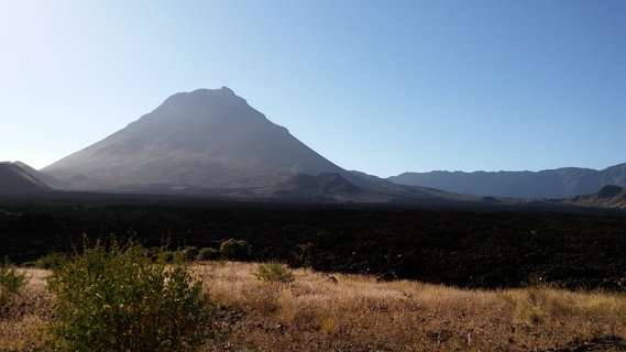 Vulkan auf Fogo in der Ferne