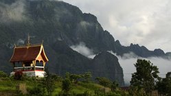 Bergpanorama in Laos mit einem kleinem Haus