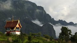 Bergpanorama in Laos Bergpanorama in Laos mit einem kleinem Haus