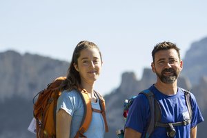 Die lokalen Tour Guides, eine Frau und ein Mann, mit dem Aitana Gebirge im Hintergrund