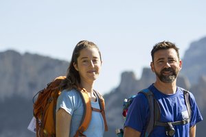 Tourguides im Aitana Gebirge Die lokalen Tour Guides, eine Frau und ein Mann, mit dem Aitana Gebirge im Hintergrund
