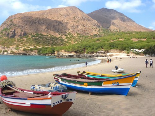 Tarrafal auf der Kapverden-Insel Santiago Bunte Runderboote liegen am Strand von Tarrafal auf der Kapverden-Insel Santiago.