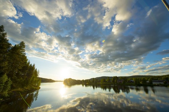 Der Fluss Umeälven bei Sonnenuntergang