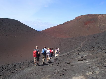 Eine Reisegruppe auf einer Wanderung in der Vulkanlandschaft von Faial.