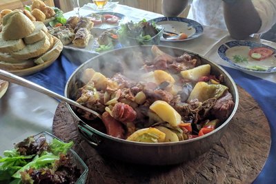 Montenegrinisches Gericht mit Fleisch und Gemüse auf einer Bio-Ziegenfarm in Montenegro.