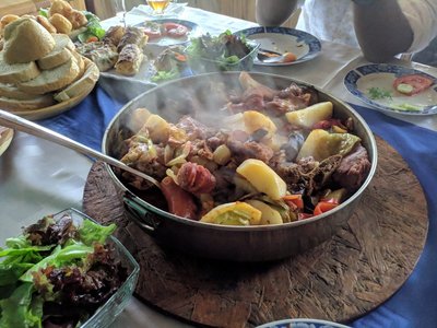 Montenegrinisches Gericht mit Fleisch und Gemüse auf einer Bio-Ziegenfarm in Montenegro.