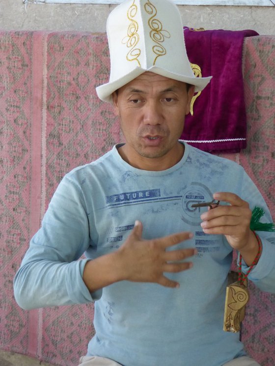 Ein Handpuppenmeister in Buchara, Usbekistan Ein Handpuppenmeister in Buchara gibt eine Vorführung