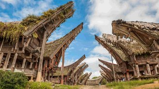 Holzhäuser mir Grasdächern 