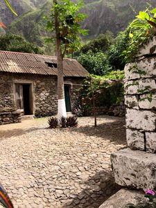 Altes Haus in der Landschaft vom Paúl Tal