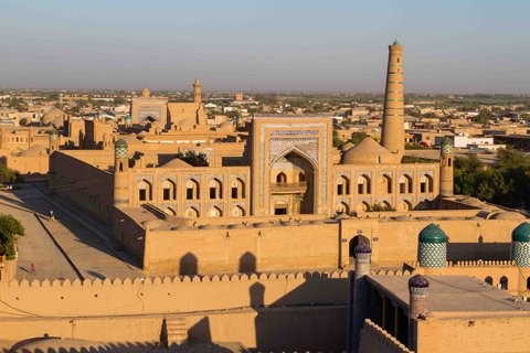 Ansammlung von vielen Gebäuden und einer Moschee in der Wüste