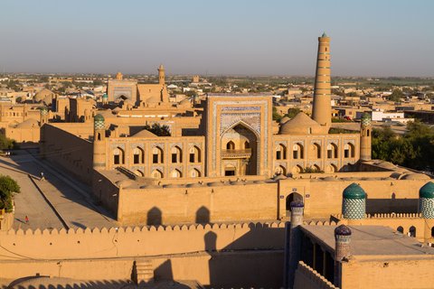 Ansammlung von vielen Gebäuden und einer Moschee in der Wüste