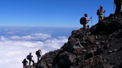 Eine Wandergruppe erklimmt den kargen Vulkangipfel Pico de Fogo auf der Kapverden-Insel Fogo.